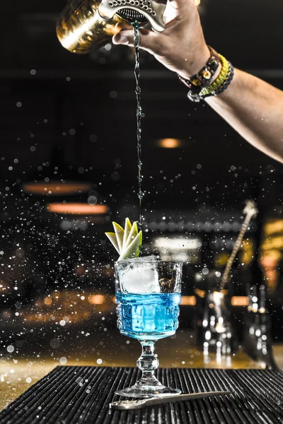 Barman sirviendo un cóctel en un vaso — Foto de Stock