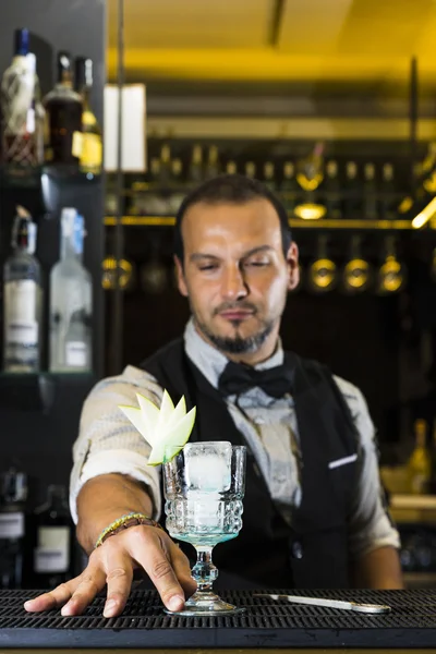 O Barman está a fazer um cocktail. — Fotografia de Stock