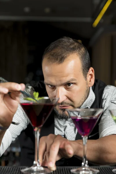 Barman sta preparando un cocktail — Foto Stock