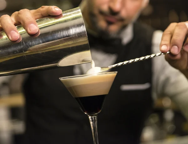 Barman is making cocktail at night club — Stock Photo, Image