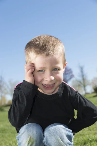 Nahaufnahme Porträt eines fröhlichen kleinen Jungen, der im Sommer lächelt — Stockfoto