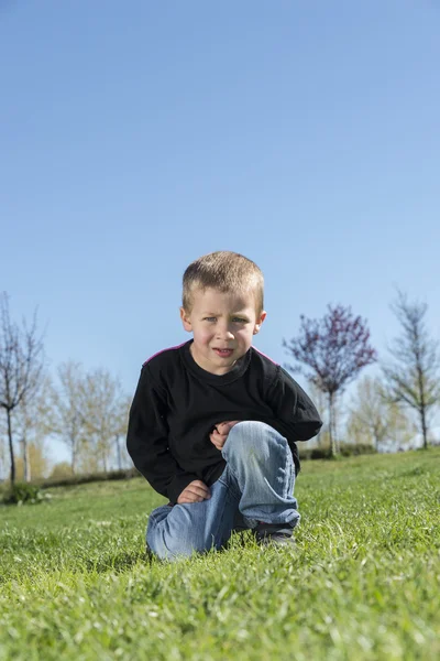Zblízka portrétní radost radostné malého chlapce s úsměvem v létě — Stock fotografie