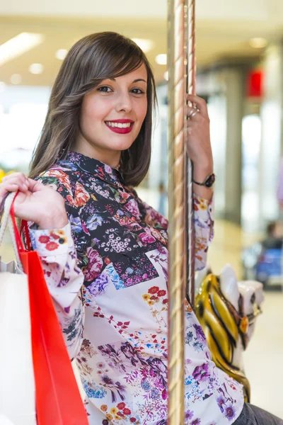 Улыбающаяся красивая женщина с сумками для покупок — стоковое фото