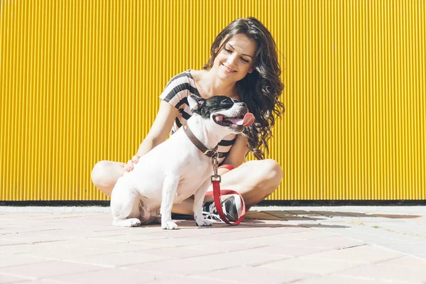 Glückliche Frau sitzt mit französischer Bulldogge — Stockfoto