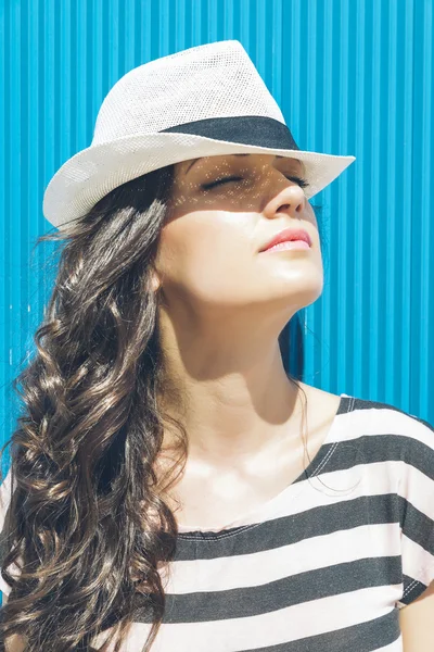 Atrakcyjny letni elegancki kobieta portret na ścianie niebieski — Zdjęcie stockowe