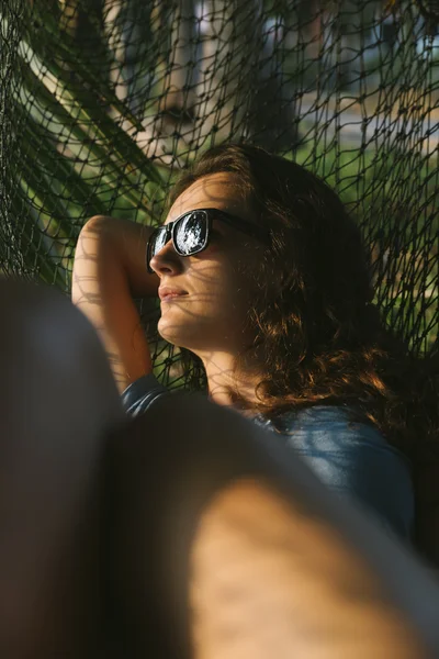 Beautiful woman lying in hammock. — Stock Photo, Image