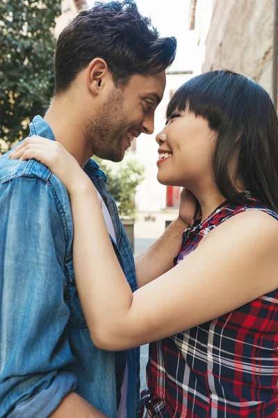 Retrato de feliz hermosa pareja aislada en la calle — Foto de Stock