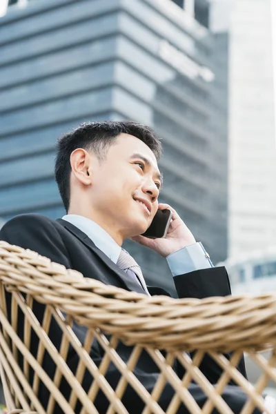 Hombre de negocios guapo hablando teléfono móvil — Foto de Stock