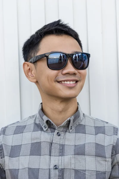 Porträt eines asiatischen gutaussehenden Mannes mit Sonnenbrille in der Stadt — Stockfoto