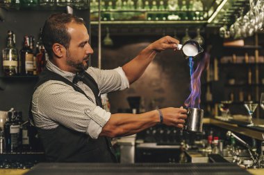 Barmen gece kulübünde kokteyl yapıyor