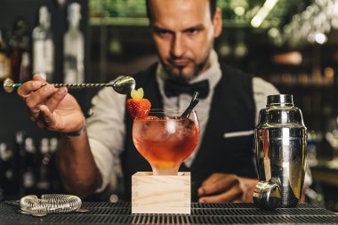 Barmen gece kulübünde kokteyl yapıyor