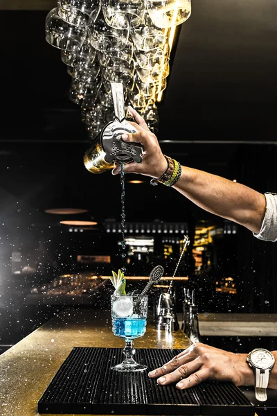Barmen gece kulübünde kokteyl yapıyor