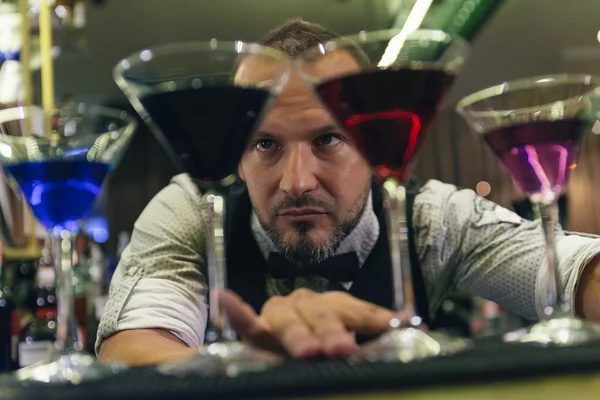 Barman sta preparando un cocktail al night club — Foto Stock