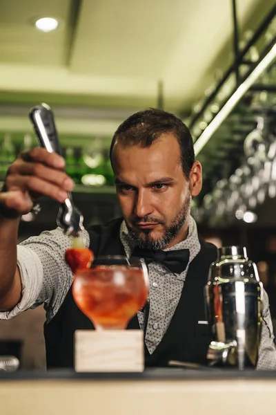 Barman is making cocktail at night club — Stock Photo, Image