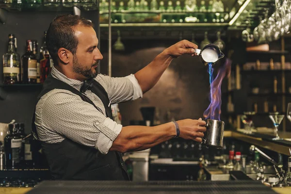 Barman sta preparando un cocktail al night club — Foto Stock