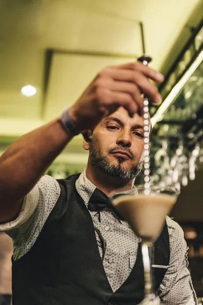 Barman está haciendo cóctel en el club nocturno. — Foto de Stock