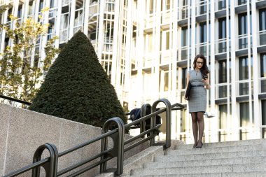 Zarif genç işkadını sokakta telefonla e-posta yazma