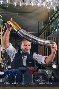 Barmen gece kulübünde kokteyl yapıyor