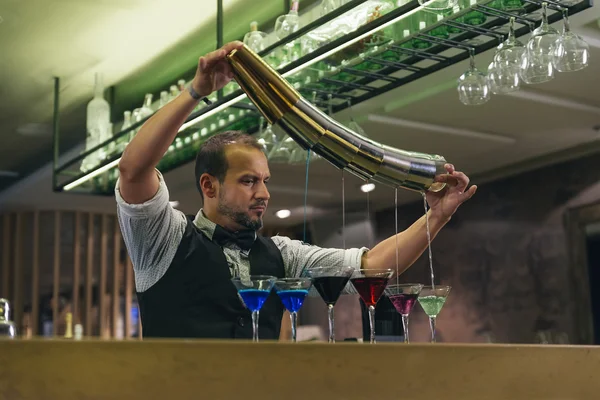 Barman dělá koktejl v nočním klubu — Stock fotografie