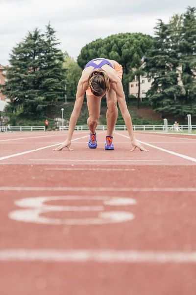 Mujer preparándose para empezar a correr — Foto de Stock