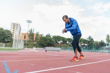 Runner çalışmaya hazır saatine bakıyor