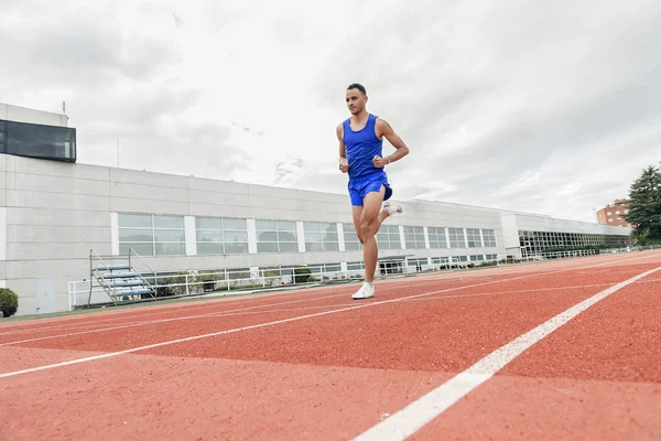 Attraktiver Leichtathlet läuft auf der Bahn — Stockfoto