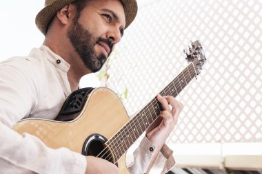 adam sokakta gitar çalıyor. retro tarzı.