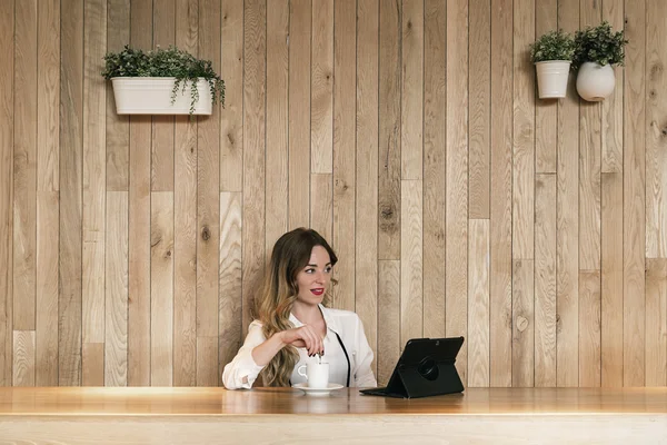 Elegante empresaria que trabaja con una tableta en un restaurante — Foto de Stock