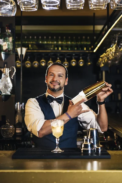 Barman está fazendo coquetel no clube noturno — Fotografia de Stock