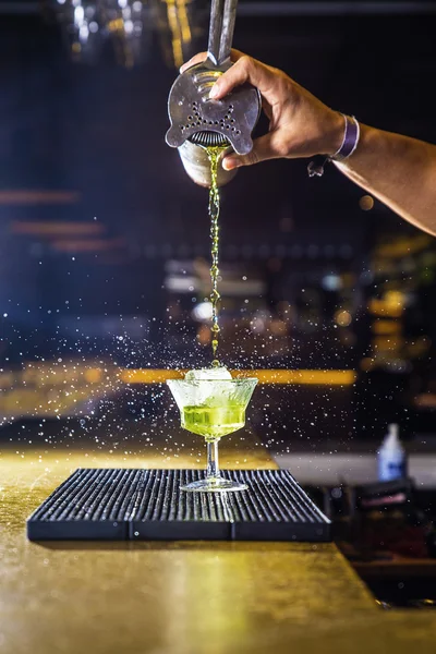 Barman is making cocktail at night club — Stock Photo, Image