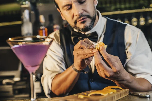 Barman är att göra cocktail på nattklubb — Stockfoto