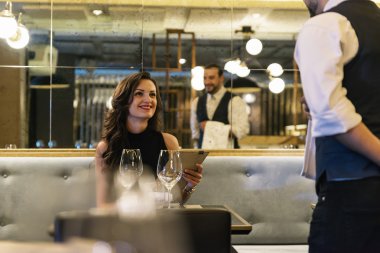 Genç çekici kadın restoranda sipariş verme