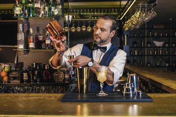 Barman sta preparando un cocktail al night club — Foto Stock