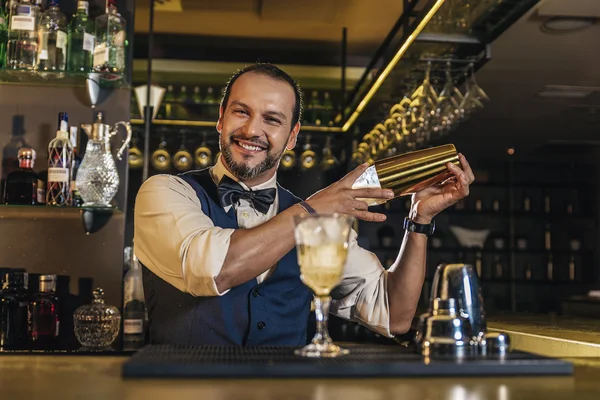 Barman está fazendo coquetel no clube noturno — Fotografia de Stock