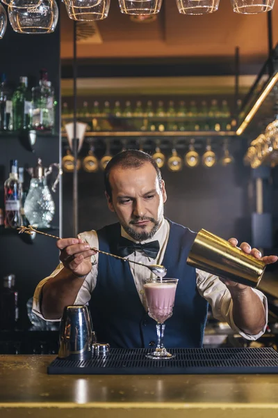 Barman maakt cocktail in nachtclub — Stockfoto