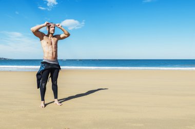yakışıklı yüzücü gözlük koyarak