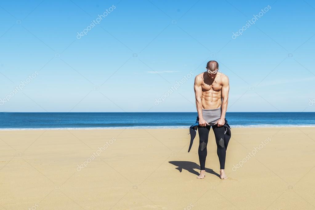 Hombre en bikini corriendo en la playa — Foto de stock © santypan 88614742