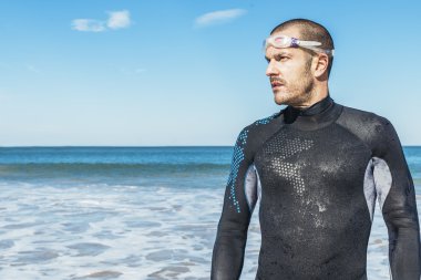 Yakışıklı yüzücü Yüzme başlamak için hazır