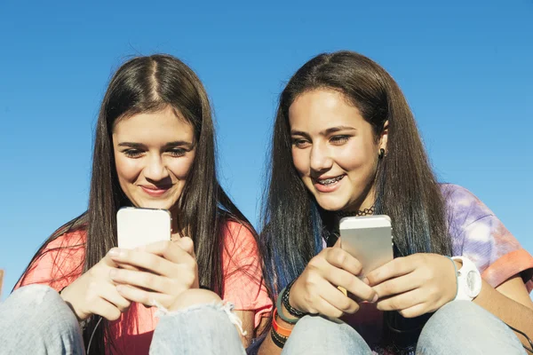 Zwei Teenager benutzten Handy im Park — Stockfoto