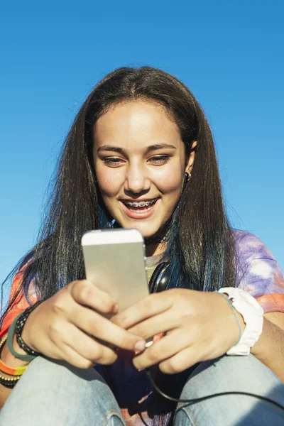 Glücklich Teenager Mädchen mit Handy im Park — Stockfoto