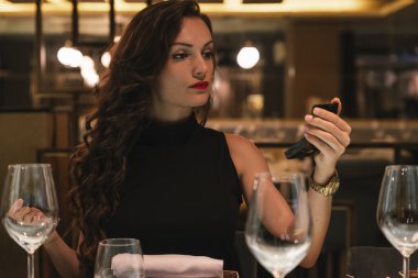Çekici Bayan restoranda makyaj için ayna kullanın