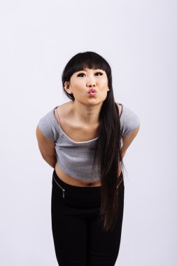 Güzel Asyalı kadın öpüşme