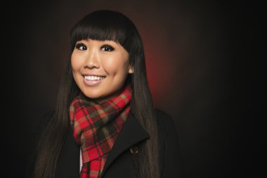 Gülümseyen zarif Asyalı kadın