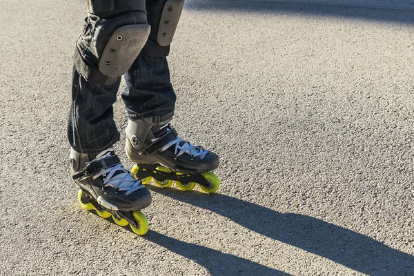 Close up of legs in rollerskate skating on road — Stock Photo, Image
