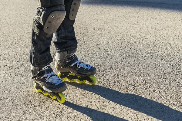 Gros plan des jambes en patin à roulettes sur route — Photo