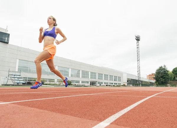 Atletismo mulher faixa atleta correndo na pista — Fotografia de Stock