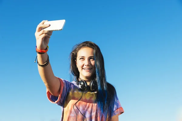 Szczęśliwy nastoletnia dziewczyna Selfie w parku — Zdjęcie stockowe