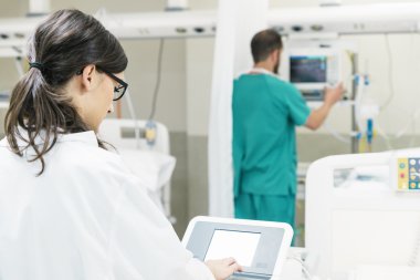 Sağlık görevlisi tıbbi teknoloji donanımları ile çalışma