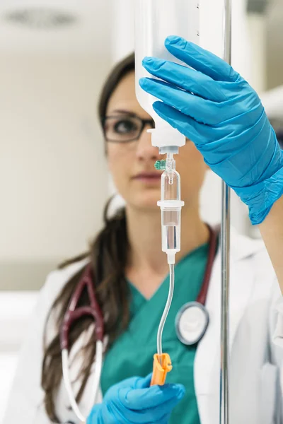 Junge Ärztin Anästhesistin in grünem Gewand, legt — Stockfoto