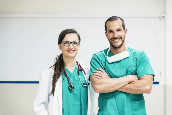 Médico sorridente e enfermeira retrato — Fotografia de Stock